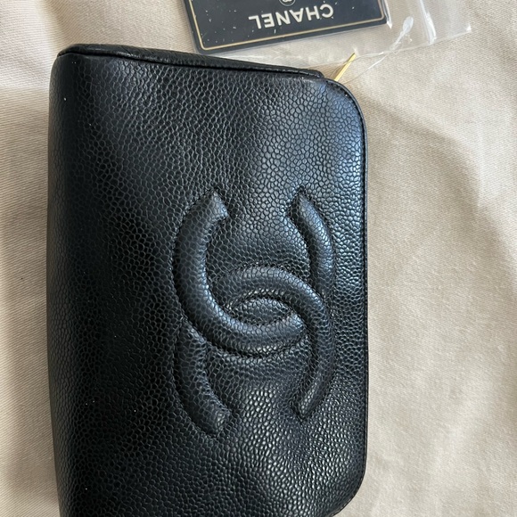 Authentic Chanel cosmetic bag - Picture 2 of 8